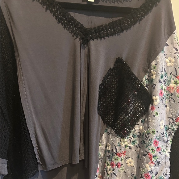 POL Women's Charcoal and Floral Patchwork Blouse - Picture 5 of 6